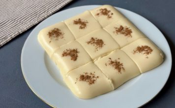 Türkiye’nin en özel sütlü tatlıları arasında yer alan tavuk göğsü, son yıllarda hem geleneksel tariflere dönüş akımının güçlenmesi hem de hafif tatlılara artan ilgi nedeniyle yeniden ön plana çıkıyor. Osmanlı’dan günümüze ulaşan bu eşsiz lezzet, hem yapım tekniği hem de benzersiz dokusuyla tatlı severlerin dikkatini çekmeye devam ediyor. Modern gastronomi dünyasında da adından sıkça söz ettiren tavuk göğsü, köklü bir tarif olmasına rağmen günümüz damak zevkine uyum sağlayarak popülerliğini korumayı başarıyor. Konulu bir haber görseli.