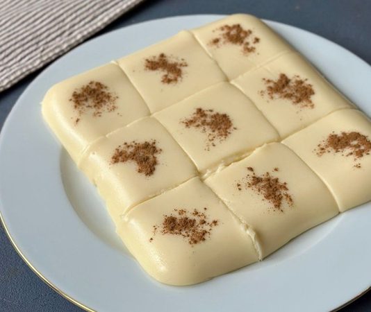 Türkiye’nin en özel sütlü tatlıları arasında yer alan tavuk göğsü, son yıllarda hem geleneksel tariflere dönüş akımının güçlenmesi hem de hafif tatlılara artan ilgi nedeniyle yeniden ön plana çıkıyor. Osmanlı’dan günümüze ulaşan bu eşsiz lezzet, hem yapım tekniği hem de benzersiz dokusuyla tatlı severlerin dikkatini çekmeye devam ediyor. Modern gastronomi dünyasında da adından sıkça söz ettiren tavuk göğsü, köklü bir tarif olmasına rağmen günümüz damak zevkine uyum sağlayarak popülerliğini korumayı başarıyor. Konulu bir haber görseli.