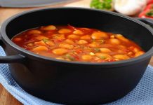 Tencere Yemekleriyle Geleneksel Mutfağın Zamansız Yolculuğu Ev mutfağının en temel unsurlarından biri olan tencere yemekleri, yüzyıllardır sofraların merkezinde yer alıyor. Ateşin başında yavaş yavaş pişen bu yemekler, sadece karın doyurmakla kalmıyor; aynı zamanda aile bağlarını, kültürel aktarımı ve gündelik yaşamın ritmini de şekillendiriyor. Günümüzde hızlı tüketim alışkanlıkları yaygınlaşsa da tencere yemekleri kültürü, hem lezzeti hem de doyuruculuğuyla önemini korumaya devam ediyor. Konulu bir haber görseli.