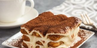 İtalyan mutfağının dünya çapında en bilinen tatlılarından biri olan tiramisu, sadece hafifliğiyle değil içinde barındırdığı zengin aromalarla da her yaştan insanın damak zevkine hitap etmeyi başarıyor. İlk bakışta yumuşak yapısı ile dikkat çeken tiramisu, kahve aromalı bisküvileri ve mascarpone kreması sayesinde kendine özgü bir tat profili oluşturuyor. Bugün birçok pastane ve restoran menüsünde yer alan tiramisu, hem geçmişten gelen kültürel özellikleri hem de modern yorumlarıyla öne çıkmayı sürdürüyor. Konulu bir haber görseli.