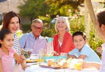 Toplumların Ortak Değeri Olan Misafirperverlik Kültürü Toplumların karakterini ve değer dünyasını yansıtan en güçlü kavramlardan biri Misafirperverlik anlayışıdır. İnsanların birbirine yaklaşım biçimini belirleyen bu kavram, yalnızca bir nezaket göstergesi değil, aynı zamanda köklü bir kültürel davranış biçimidir. Tarih boyunca farklı coğrafyalarda şekillenen misafir ağırlama geleneği, özellikle Anadolu kültüründe derin ve kalıcı bir yere sahiptir. Eve gelen bir yabancının bile baş tacı edilmesi, bu anlayışın ne kadar güçlü olduğunun en somut göstergesidir. Konulu bir haber görseli.