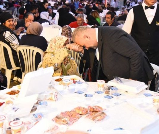 Toplumların en zor zamanlarında ortaya çıkan gelenekler, ortak hafızanın ve dayanışma kültürünün güçlü göstergeleri arasında yer alır. Taziye Sofrası, ölüm sonrası yas sürecinde hem acıyı paylaşmanın hem de sosyal bağları ayakta tutmanın önemli bir parçası olarak kabul edilir. Türkiye’nin birçok bölgesinde farklı biçimlerde uygulanan bu gelenek, yalnızca yemek ikramı anlamına gelmez; aynı zamanda toplumsal empatiyi, sabrı ve merhameti simgeler. Taziye sofrası, kaybın ardından yalnız kalmama duygusunu pekiştirir ve yas yaşayan aileye manevi destek sağlar. Konulu bir haber görseli.