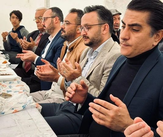 Toplumsal Hafızada Paylaşmanın Simgesi Şükür Yemeği Geleneği Toplumların ortak hafızasında önemli bir yere sahip olan Şükür Yemeği, yalnızca bir sofra etrafında toplanmayı değil, yaşanan bir iyilik, kurtuluş ya da mutluluğun ardından duyulan minnettarlığın paylaşılmasını ifade eder. Bu yönüyle şükür yemeği, bireysel bir duygunun toplumsal bir ritüele dönüşmüş hâlidir. İnsanlar bu sofralarda sadece yemek yemez, aynı zamanda yaşadıkları süreci anlamlandırır ve paylaşmanın gücünü hisseder. Konulu bir haber görseli.
