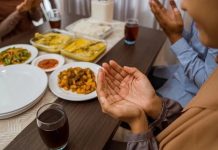 Toplumların ortak kültürel ve manevi değerleri incelendiğinde Yemek Duası, yalnızca dini bir ritüel olarak değil, aynı zamanda güçlü bir gelenek ve bilinç aktarımı olarak öne çıkar. Sofranın etrafında toplanan bireylerin, yemeğe başlamadan önce şükür ve niyetle durması, hem yemeğin hem de birlikte olmanın anlamını derinleştirir. Bu yönüyle yemek duası, maddi bir ihtiyacın manevi bir çerçeveye oturtulmasını sağlar. Konulu bir haber görseli.