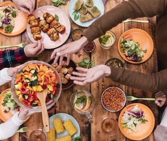 İnsan ilişkilerinin temelinde karşılıklı saygı ve anlayış yer alır. Bu anlayışın günlük hayattaki en zarif yansımalarından biri ise Nazik Davet geleneğidir. Birini bir ortama çağırmak, bir sofraya buyur etmek ya da bir etkinliğe davet etmek; yalnızca bir bilgi aktarımı değil, aynı zamanda değer verme ve önemseme göstergesidir. Bu nedenle davetin dili, üslubu ve zamanı, toplumsal ilişkilerde belirleyici bir rol oynar. Nazik davet, bireyler arasındaki iletişimi güçlendiren ve sosyal bağları derinleştiren önemli bir kültürel davranış biçimi olarak öne çıkar. Konulu bir haber görseli.