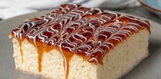 Son yıllarda Türkiye’de tatlı alışkanlıkları dikkat çekici bir değişim gösteriyor ve bu değişimin merkezinde Balkan kökenli sevilen bir lezzet olan trileçe bulunuyor. Hafif dokusu, yumuşak yapısı ve her damakta iz bırakan aromasıyla öne çıkan bu tatlı, özellikle büyük şehirlerdeki pastanelerde satış rekorları kırmaya devam ediyor. Tatlı tutkunları, farklı sos seçenekleriyle sunulan trileçe için adeta uzun kuyruklar oluşturuyor. Türkiye’nin pek çok bölgesinde hızla yaygınlaşan bu lezzetin ünü artık sadece tatlı severlerin değil, gastronomi dünyasının da ilgi odağı haline gelmiş durumda. Konulu bir haber görseli.