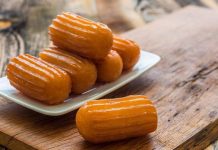 Kemalpaşanın Geleneksel Lezzet Yolculuğu Tatlı Dünyasında Yükselen Bir Değer Türk mutfağının en sevilen şerbetli tatlılarından biri olan kemalpaşa, yıllardır hem ev sofralarında hem de restoranlarda kendine özel bir yer edinen köklü bir lezzet olarak dikkat çekiyor. Özellikle pratik hazırlanışı ve hafif dokusu sayesinde geniş kitlelere hitap eden bu tatlı, günümüzde yeniden yükselen popülaritesiyle gastronomi dünyasında adından sıkça söz ettiriyor. Hamurunun yoğun olmaması, şerbeti dengeli şekilde içine çekmesi ve yumuşacık kıvamıyla damakta iz bırakan kemalpaşa tatlısı, modern sunum trendlerine uyum sağlayarak geleneksel olmaktan çıkmadan yenilikleri de kucaklıyor. Konulu bir haber görseli.