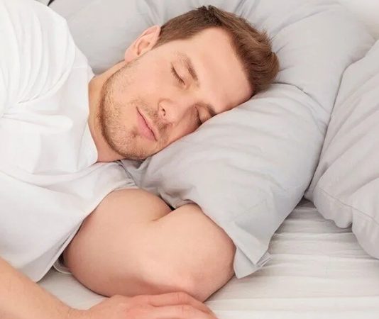 Modern yaşamın temposu, stres düzeyi ve düzensiz alışkanlıklar, uyku kalitesini her geçen gün daha fazla etkiliyor. Pek çok kişi yeterli süre uyusa bile sabahları yorgun uyanmaktan, gece sık sık bölünen uykudan ya da uykuya dalmakta zorlanmaktan şikâyet ediyor. Bu noktada yalnızca uyku saatleri değil, gün boyunca sürdürülen beslenme düzeni de büyük önem taşıyor. Uyku dostu diyet, kaliteli ve derin uykuya ulaşmayı hedefleyen, beslenme ile uyku arasındaki güçlü ilişkiye odaklanan bir yaklaşım olarak öne çıkıyor. Konulu bir haber görseli.