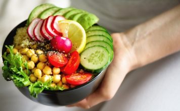 Vegan beslenme, son yıllarda yalnızca bir beslenme biçimi olmanın ötesine geçerek bir yaşam tarzı ve bilinçli bir tercih olarak öne çıkmaktadır. Hayvansal kaynaklı hiçbir gıdanın tüketilmediği bu yaklaşım, hem sağlık hem de çevresel ve etik hassasiyetler çerçevesinde değerlendirilmektedir. Vegan Beslenme, bitkisel temelli yapısıyla modern beslenme tartışmalarında önemli bir yer edinmiş durumdadır. Konulu bir haber görseli.