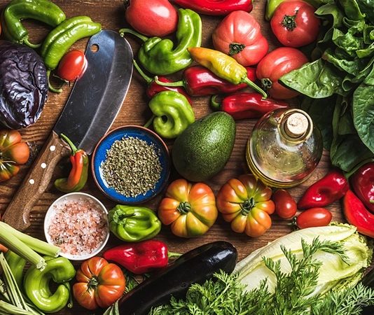 Vejetaryen Beslenme Sağlıklı Yaşam Ve Sürdürülebilirlik Arayışında Öne Çıkıyor Vejetaryen beslenme, son yıllarda yalnızca bir beslenme tercihi olmaktan çıkarak yaşam tarzı ve bilinçli tüketim anlayışının önemli bir parçası haline gelmiştir. Artan çevre bilinci, hayvan refahına yönelik hassasiyet ve sağlıklı yaşam arayışı, Vejetaryen Beslenme konusunu daha geniş kitlelerin gündemine taşımıştır. Günümüzde farklı yaş gruplarından ve yaşam tarzlarından insanlar, beslenme alışkanlıklarını gözden geçirerek bitki ağırlıklı bir düzene yönelmektedir. Konulu bir haber görseli.
