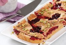 Vişneli turta uzun yıllardır Türk mutfak kültüründe yer alan klasik bir tatlı olsa da son aylarda ev yapımı tatlılara ilginin artmasıyla birlikte yeniden gündeme taşınıyor. Özellikle aile sofralarında çocuklar tarafından çok sevilen vişneli tarifler, hem hafif hem de meyveli yapısı nedeniyle tercih ediliyor. Tatlı uzmanlarına göre vişneli turta mevsimsel meyvelerle hazırlandığında çok daha yoğun aromaya sahip oluyor ve bu nedenle dönemsel olarak tüketim artışı yaşanıyor. Konulu bir haber görseli.