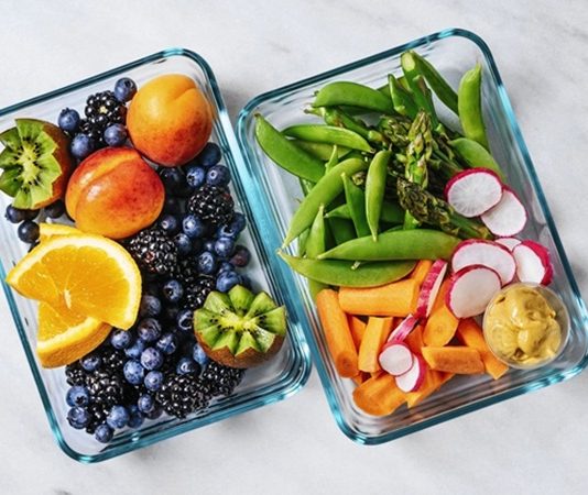 Warrior Diet Gün Boyu Az Akşam Tek Öğün Anlayışıyla Beslenme Modeli Warrior Diet, son yıllarda aralıklı oruç temelli beslenme yaklaşımlarına ilgi duyanlar arasında adından sıkça söz ettiren bir diyet modeli olarak öne çıkmaktadır. Türkçeye “Savaşçı Diyeti” olarak çevrilen Warrior Diet, günün büyük bölümünde çok sınırlı beslenme, akşam saatlerinde ise daha kapsamlı bir öğün tüketilmesi fikrine dayanır. Bu yaklaşım, modern insanın sürekli yemek tüketme alışkanlığına karşı daha ilkel ve ritmik bir beslenme düzeni sunmayı hedefler. Konulu bir haber görseli.