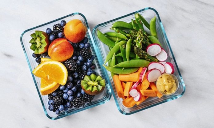 Warrior Diet Gün Boyu Az Akşam Tek Öğün Anlayışıyla Beslenme Modeli Warrior Diet, son yıllarda aralıklı oruç temelli beslenme yaklaşımlarına ilgi duyanlar arasında adından sıkça söz ettiren bir diyet modeli olarak öne çıkmaktadır. Türkçeye “Savaşçı Diyeti” olarak çevrilen Warrior Diet, günün büyük bölümünde çok sınırlı beslenme, akşam saatlerinde ise daha kapsamlı bir öğün tüketilmesi fikrine dayanır. Bu yaklaşım, modern insanın sürekli yemek tüketme alışkanlığına karşı daha ilkel ve ritmik bir beslenme düzeni sunmayı hedefler. Konulu bir haber görseli.