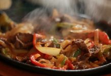 Yemekte Sıcak ve Soğuk Dengesi İle Lezzet Uyumunun Önemi Yemek hazırlarken sıcak ve soğuk dengesi, hem lezzet hem de tüketim deneyimi açısından büyük önem taşır. Özellikle zengin sofralarda, yemeklerin sıcaklığı ile soğuk meze veya tatlıların dengelenmesi, yemeğin algısını ve damak zevkini doğrudan etkiler. Yemek sunumu sırasında doğru sıcaklık kombinasyonu, sofradaki çeşitliliği ve lezzet yoğunluğunu artırır. Konulu bir haber görseli.