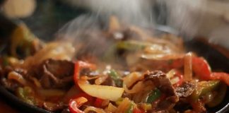 Yemek hazırlarken sıcak ve soğuk dengesi, hem lezzet hem de tüketim deneyimi açısından büyük önem taşır. Özellikle zengin sofralarda, yemeklerin sıcaklığı ile soğuk meze veya tatlıların dengelenmesi, yemeğin algısını ve damak zevkini doğrudan etkiler. Yemek sunumu sırasında doğru sıcaklık kombinasyonu, sofradaki çeşitliliği ve lezzet yoğunluğunu artırır. Konulu bir haber görseli.