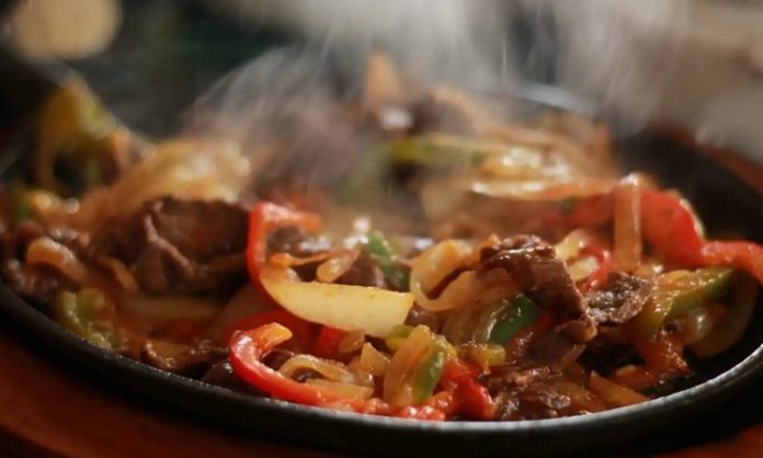 Yemek hazırlarken sıcak ve soğuk dengesi, hem lezzet hem de tüketim deneyimi açısından büyük önem taşır. Özellikle zengin sofralarda, yemeklerin sıcaklığı ile soğuk meze veya tatlıların dengelenmesi, yemeğin algısını ve damak zevkini doğrudan etkiler. Yemek sunumu sırasında doğru sıcaklık kombinasyonu, sofradaki çeşitliliği ve lezzet yoğunluğunu artırır. Konulu bir haber görseli.