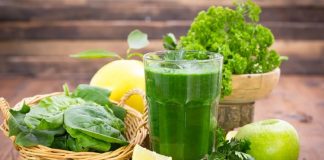 Yeşil Detoks Diyeti ile Doğal Arınma ve Enerji Desteği Yeşil detoks diyeti, vücudu toksinlerden arındırmak, sindirim sistemini desteklemek ve enerji seviyelerini artırmak amacıyla tercih edilen bir beslenme programıdır. Bu diyet, özellikle taze yeşil sebzeler, yeşil meyveler, bitkisel smoothieler ve yeşil çay gibi doğal içeriklerle uygulanır. Yeşil detoks diyeti, kısa süreli arınma programları ve sağlıklı yaşam trendleri arasında giderek popüler hale gelmektedir. Düzenli uygulandığında hem metabolizmayı destekler hem de bağışıklık sistemini güçlendirir. Konulu bir haber görseli.