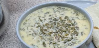 Yoğurtlu pancar çorbası, özellikle yaz aylarında sofraların en sağlıklı ve ferahlatıcı seçeneklerinden biri olarak öne çıkıyor. Taze pancarın doğal rengi ve aromasıyla hazırlanan bu çorba, hem görsel olarak hem de lezzet olarak sofraları süslüyor. Yoğurtlu pancar çorbası, yoğurt ile birleştiğinde hem hafif hem besleyici bir başlangıç sunuyor. İçerisine eklenen dereotu ve baharatlar çorbanın aromasını artırıyor. Yaz sofralarında hem öğle hem akşam yemeklerinde tercih edilen bu tarif, ferahlatıcı ve doyurucu bir seçenek olarak dikkat çekiyor. Konulu haber görseli.