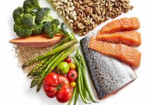 Zone Diyeti Dengeli Beslenme Arayışında Dikkat Çeken Bir Model Olarak Öne Çıkıyor Zone Diyeti, beslenme dünyasında denge kavramını merkeze alan yaklaşımlardan biri olarak son yıllarda yeniden gündeme geliyor. Kilo kontrolü, metabolik denge ve hormonların düzenli çalışması gibi konuların ön plana çıkmasıyla birlikte bu beslenme modeli, katı yasaklardan uzak durmasıyla dikkat çekiyor. Zone Diyeti, yalnızca kilo vermeyi değil, vücudu “denge bölgesi” olarak tanımlanan ideal bir metabolik duruma ulaştırmayı hedefliyor. Konulu bir haber görseli.