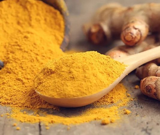 Altın Rengiyle Sofralara Değer Katan Zerdeçalın Yolculuğu Zerdeçal, parlak sarı rengi ve kendine has aromasıyla son yıllarda mutfaklarda ve gündelik yaşamda daha fazla görünür hâle gelen özel bir baharattır. Geleneksel kullanımı yüzyıllara dayanan zerdeçal, yalnızca bir lezzet unsuru değil, aynı zamanda kültürel ve simgesel anlamlar taşıyan bir bitkidir. Özellikle Doğu mutfaklarında önemli bir yere sahip olan zerdeçal, günümüzde küresel mutfak kültürünün de dikkat çeken parçalarından biri hâline gelmiştir. Konulu bir haber görseli.