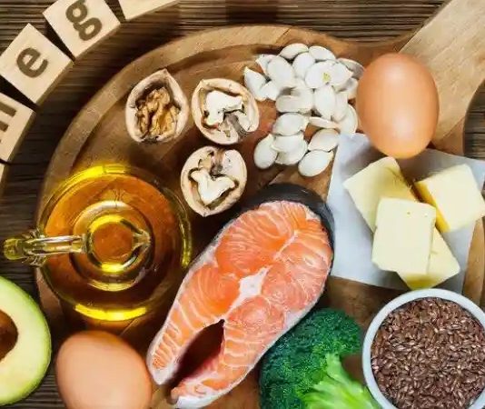 Günümüzde pek çok kronik hastalığın temelinde düşük düzeyli ancak sürekli devam eden iltihaplanma süreçleri yer almaktadır. Modern yaşam tarzı, işlenmiş gıdalar ve düzensiz beslenme alışkanlıkları bu durumu daha da tetikleyebilmektedir. Bu noktada anti-inflamatuar diyet, vücuttaki iltihaplanmayı azaltmayı hedefleyen bütüncül bir beslenme yaklaşımı olarak öne çıkmaktadır. Yalnızca kilo kontrolü değil, genel sağlık ve yaşam kalitesi açısından da önemli katkılar sunar. Konulu bir haber görseli.