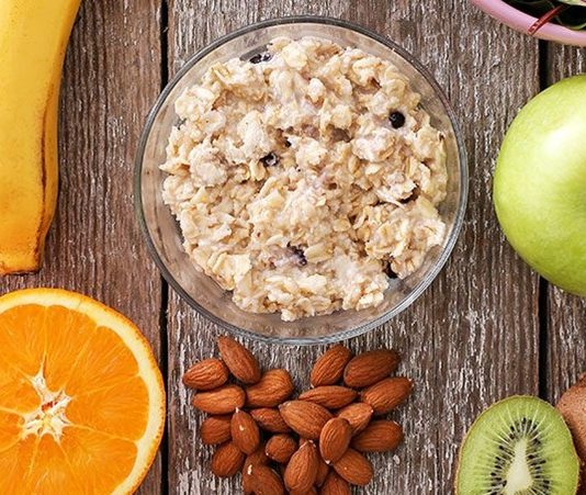 Ara öğünlerde sağlıklı seçimler, gün boyunca sürdürülebilir bir beslenme düzeni oluşturmanın önemli parçalarından biri olarak öne çıkmaktadır. Ana öğünler arasındaki zamanın uzaması, bireyleri plansız ve hızlı tercihlere yöneltebilir. Bu noktada ara öğün kavramı, yalnızca açlığı bastıran bir alışkanlık değil, günün genel beslenme ritmini destekleyen bilinçli bir tercih olarak değerlendirilmektedir. Konulu bir haber görseli.