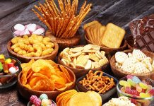 Günlük yaşam temposu arttıkça öğün aralarında yapılan küçük kaçamaklar beslenme düzeninin önemli bir parçası haline gelmiştir. Atıştırmalık kontrolü, bu noktada sağlıklı yaşam hedefleri olan bireyler için dikkat edilmesi gereken temel konulardan biri olarak öne çıkar. Plansız ve farkında olmadan yapılan atıştırmalar, gün sonunda beklenenden daha yüksek bir tüketimle sonuçlanabilir. Konulu bir haber görseli.