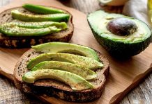 Avokado İle Sofralarda Yükselen Doğal Lezzet Son yıllarda mutfak kültüründe adını sıkça duyuran avokado, hem sade tadı hem de çok yönlü kullanımıyla dikkat çekiyor. Bir dönem yalnızca belirli tariflerde yer bulan bu meyve, günümüzde kahvaltıdan ana yemeklere kadar pek çok sofrada kendine yer açmış durumda. Özellikle doğal ve dengeli beslenmeye yönelen tüketicilerin tercihi olan avokado, mutfak alışkanlıklarını da dönüştürüyor. Konulu bir haber görseli.