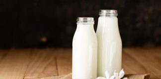 Az yağlı süt ürünleri, sağlıklı beslenme bilincinin artmasıyla birlikte son yıllarda sofralarda daha fazla yer almaya başlayan gıda grupları arasında bulunuyor. Süt, yoğurt, peynir ve ayran gibi temel ürünlerin daha düşük yağ oranına sahip versiyonları, hem besin değerini koruması hem de kalori kontrolüne yardımcı olması nedeniyle tercih ediliyor. Özellikle dengeli beslenmek isteyen bireyler için az yağlı süt ürünleri, günlük beslenme düzeninde önemli bir alternatif sunuyor. Konulu bir haber görseli.