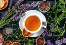 Bitki çayları, yüzyıllardır farklı kültürlerde hem şifa kaynağı hem de keyifli bir içecek olarak tüketiliyor. Günümüzde sağlıklı yaşam trendlerinin yükselmesiyle birlikte bitki çayları, yalnızca geleneksel bir alışkanlık olmaktan çıkıp modern beslenme düzeninin önemli bir parçası haline geldi. Doğadan gelen aroması, rahatlatıcı etkisi ve katkısız yapısı sayesinde bitki çayları, her yaştan insanın günlük yaşamında kendine yer buluyor. Konulu bir haber görseli.