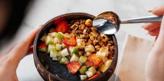 Bitki Temelli Yaşamın Sofradaki Yansıması Vegan Restoranlarının Yükselişi Vegan restoranları, son yıllarda yalnızca belirli bir beslenme tercihine hitap eden mekânlar olmaktan çıkarak geniş bir kitleye seslenen gastronomi duraklarına dönüşmüş durumda. Hayvansal hiçbir ürün kullanılmadan hazırlanan menüler, hem etik hassasiyetleri hem de çevresel kaygıları olan bireyler için önemli bir alternatif sunuyor. Günümüzde vegan restoranları, sağlıklı yaşam arayışı, sürdürülebilirlik ve yeni tatlar keşfetme isteğinin birleştiği özel alanlar olarak dikkat çekiyor. Konulu bir haber görseli.