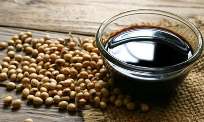 Bitkisel Gücün Simgesi Soya’nın Küresel Önemi ve Yükselen Değeri Soya, günümüz dünyasında hem gıda hem de sanayi alanında stratejik bir konuma sahip olan en önemli tarım ürünlerinden biri olarak öne çıkıyor. Yüksek protein içeriği, çok yönlü kullanım alanı ve küresel ticaretteki payıyla dikkat çeken Soya, yalnızca bir baklagil değil; aynı zamanda modern beslenme ve endüstriyel üretimin temel taşlarından biri olarak kabul ediliyor. Hayvan yeminden bitkisel yağlara, et alternatiflerinden biyoyakıta kadar uzanan geniş bir kullanım yelpazesi, soyanın değerini her geçen gün daha da artırıyor. Konulu bir haber görseli.