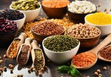 Bitkisel proteinler, son yıllarda sağlıklı yaşam, sürdürülebilir beslenme ve çevre dostu gıda arayışlarının artmasıyla birlikte daha fazla gündeme gelmeye başladı. Hayvansal kaynaklara alternatif olarak öne çıkan bu besin grubu, yalnızca vegan ve vejetaryen beslenme tercih edenler için değil, dengeli beslenmek isteyen herkes için önemli bir seçenek sunuyor. Baklagiller, tahıllar, kuruyemişler ve bazı sebzeler aracılığıyla alınabilen bitkisel proteinler, vücudun temel yapı taşlarından biri olan proteini doğal yollarla sağlamaya yardımcı oluyor. Konulu bir haber görseli.