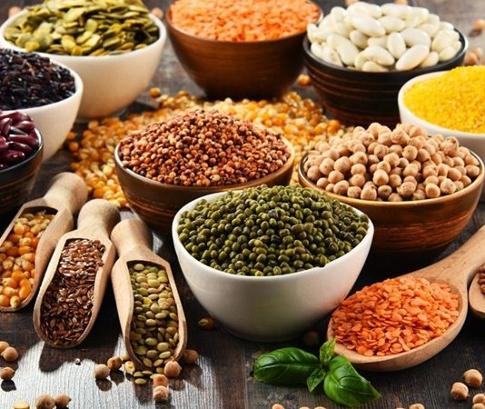 Bitkisel Proteinler Sağlıklı Beslenmede Yeni Dönemin Temeli Bitkisel proteinler, son yıllarda sağlıklı yaşam, sürdürülebilir beslenme ve çevre dostu gıda arayışlarının artmasıyla birlikte daha fazla gündeme gelmeye başladı. Hayvansal kaynaklara alternatif olarak öne çıkan bu besin grubu, yalnızca vegan ve vejetaryen beslenme tercih edenler için değil, dengeli beslenmek isteyen herkes için önemli bir seçenek sunuyor. Baklagiller, tahıllar, kuruyemişler ve bazı sebzeler aracılığıyla alınabilen bitkisel proteinler, vücudun temel yapı taşlarından biri olan proteini doğal yollarla sağlamaya yardımcı oluyor. Konulu bir haber görseli.