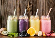 Bitkisel Smoothie Trendinin Yükselişi Ve Günlük Beslenmedeki Yeri Son yıllarda sağlıklı yaşam ve dengeli beslenme konularına olan ilginin artmasıyla birlikte bitkisel smoothie kavramı da giderek daha fazla kişinin hayatına girmiş durumda. Özellikle yoğun şehir yaşamında pratik, doyurucu ve doğal alternatifler arayan bireyler için bitkisel smoothie, hem zamandan tasarruf sağlayan hem de beslenme rutinine çeşitlilik katan bir seçenek olarak öne çıkıyor. Meyve, sebze, bitkisel sütler ve doğal tohumlarla hazırlanan bu karışımlar, modern beslenme anlayışının simgelerinden biri haline gelmiş durumda. Konulu bir haber görseli.