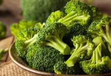 Brokolinin Sofralardaki Yükselişi Yeşil Sağlığın Güçlü Temsilcisi Sebze dünyasının en dikkat çeken üyelerinden biri olan brokoli, son yıllarda sağlıklı beslenme trendlerinin yükselmesiyle birlikte sofralarda daha sık yer almaya başladı. Canlı yeşil rengi, yoğun besin değeri ve çok yönlü kullanım alanlarıyla öne çıkan brokoli, hem ev mutfaklarında hem de restoran menülerinde giderek daha fazla tercih ediliyor. Özellikle bağışıklık sistemini destekleyen özellikleri sayesinde brokoli, uzmanlar tarafından düzenli tüketilmesi önerilen sebzeler arasında gösteriliyor. Konulu bir haber görseli.