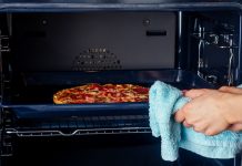 Son yıllarda beslenme alışkanlıklarının değişmesiyle birlikte yemek pişirme yöntemleri de yeniden sorgulanmaya başladı. Yağlı ve ağır pişirme tekniklerinin yerine daha hafif ve besin değerini koruyan yöntemler ön plana çıkıyor. Bu noktada buharda pişirme, hem ev mutfaklarında hem de profesyonel mutfaklarda giderek daha fazla tercih edilen bir yöntem haline geliyor. Doğal lezzeti koruması ve besin yapısını bozmaması, bu yöntemi öne çıkaran temel unsurlar arasında yer alıyor. Konulu bir haber görseli.