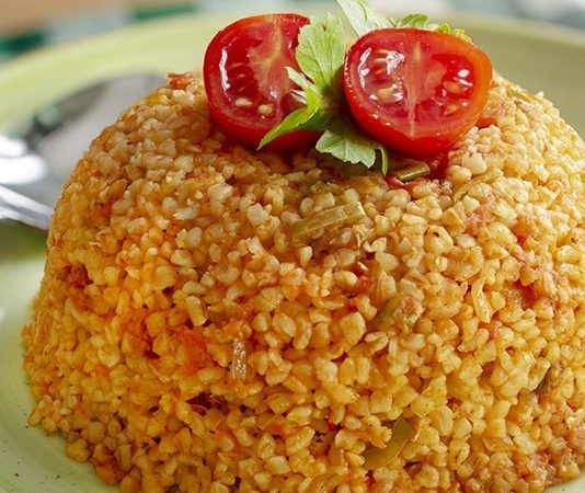 Bulgur Tüketimi İle Geleneksel Beslenmeden Sağlıklı Geleceğe Türk mutfağının temel taşlarından biri olan bulgur, geçmişten günümüze sofralardaki yerini korumaya devam ediyor. Son yıllarda artan sağlıklı yaşam bilinciyle birlikte bulgur tüketimi, yalnızca geleneksel alışkanlıkların değil, modern sağlıklı beslenme anlayışının da önemli bir parçası haline geldi. Hem ekonomik hem de besleyici bir gıda olması, bulguru her yaştan birey için değerli kılıyor. Konulu bir haber görseli.