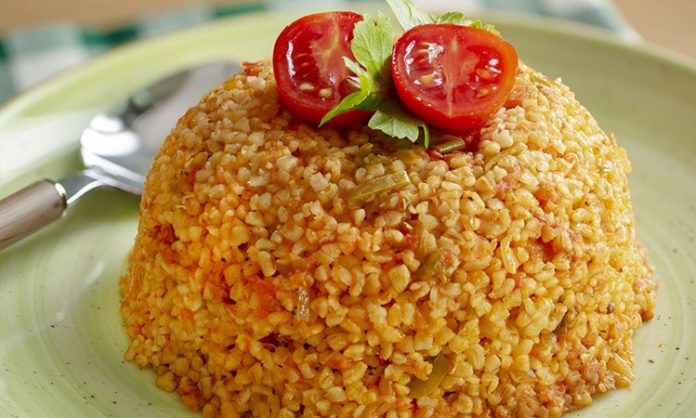 Bulgur Tüketimi İle Geleneksel Beslenmeden Sağlıklı Geleceğe Türk mutfağının temel taşlarından biri olan bulgur, geçmişten günümüze sofralardaki yerini korumaya devam ediyor. Son yıllarda artan sağlıklı yaşam bilinciyle birlikte bulgur tüketimi, yalnızca geleneksel alışkanlıkların değil, modern sağlıklı beslenme anlayışının da önemli bir parçası haline geldi. Hem ekonomik hem de besleyici bir gıda olması, bulguru her yaştan birey için değerli kılıyor. Konulu bir haber görseli.