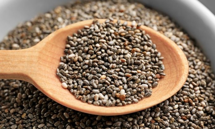 Son yıllarda sağlıklı yaşam ve dengeli beslenme konularına olan ilginin artmasıyla birlikte bazı besinler ön plana çıkmaya başladı. Bu besinlerin başında gelen chia tohumu, küçük boyutuna rağmen mutfaklarda ve beslenme planlarında önemli bir yer edinmiş durumda. Doğal yapısı, kullanım kolaylığı ve farklı tariflere uyum sağlaması sayesinde chia tohumu tüketimi giderek yaygınlaşıyor. Konulu bir haber görseli.