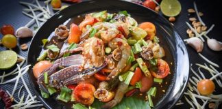 Deniz ürünleri, insan beslenmesinde yüzyıllardır önemli bir yere sahip olan ve günümüzde de değerini koruyan besin grupları arasında bulunuyor. Denizlerden elde edilen balık, karides, midye, kalamar ve benzeri ürünler, hem lezzet hem de besin değeri açısından sofralarda özel bir konumda yer alıyor. Özellikle sağlıklı beslenme bilincinin artmasıyla birlikte deniz ürünleri, dengeli ve doğal bir diyetin vazgeçilmez unsurları arasında gösteriliyor. Konulu bir haber görseli.