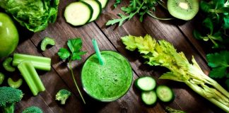 Detox Beslenme Sağlıklı Yaşam Arayışında Yeniden Gündemde Son yıllarda beslenme alışkanlıklarının değişmesiyle birlikte vücudu dinlendirme ve daha doğal bir düzene geçme arayışı da artış gösteriyor. Bu arayışın merkezinde ise detox beslenme yer alıyor. Günlük yaşamda maruz kalınan yoğun stres, düzensiz öğünler ve işlenmiş gıdalar, bireyleri daha sade ve arındırıcı beslenme yaklaşımlarına yönlendiriyor. Detox beslenme, bu noktada yalnızca geçici bir diyet olarak değil, bilinçli bir beslenme farkındalığı olarak değerlendiriliyor. Konulu bir haber görseli.