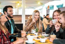 Dışarıda sağlıklı seçenekler, modern yaşamın hızlandığı günümüzde beslenme alışkanlıklarını korumak isteyen bireyler için giderek daha önemli hale gelmiştir. İş temposu, sosyal hayat ve zaman kısıtlamaları nedeniyle birçok kişi öğünlerini ev dışında tüketmektedir. Bu durum, doğru tercihler yapılmadığında beslenme dengesinin bozulmasına neden olabilir. Konulu bir haber görseli.