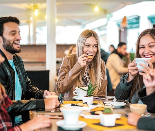 Dışarıda Sağlıklı Seçenekler Günlük Hayatta Bilinçli Tercihler Dışarıda sağlıklı seçenekler, modern yaşamın hızlandığı günümüzde beslenme alışkanlıklarını korumak isteyen bireyler için giderek daha önemli hale gelmiştir. İş temposu, sosyal hayat ve zaman kısıtlamaları nedeniyle birçok kişi öğünlerini ev dışında tüketmektedir. Bu durum, doğru tercihler yapılmadığında beslenme dengesinin bozulmasına neden olabilir. Konulu bir haber görseli.
