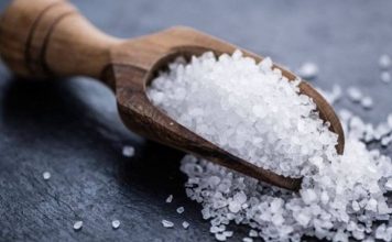 Günlük beslenmenin vazgeçilmez unsurlarından biri olan tuz, tarih boyunca yalnızca bir tatlandırıcı değil aynı zamanda bir koruyucu ve ticari değer olarak da önem taşımıştır. Günümüzde ise rafine ürünlere karşı artan bilinçle birlikte doğal tuzlar yeniden gündeme gelmiştir. Üretim süreçlerinde kimyasal işlem görmeyen, mineral yapısını büyük ölçüde koruyan bu tuzlar, mutfaklarda daha saf ve karakteristik bir lezzet arayan tüketicilerin ilgisini çekmektedir. Konulu bir haber görseli.