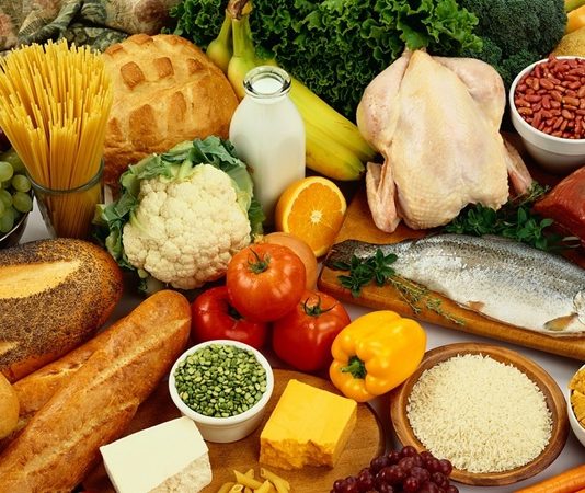 Doğal ve Yerel Ürünlere Öncelik Sağlıklı Yaşam Ve Sürdürülebilir Gelecek Son yıllarda beslenme alışkanlıklarında belirgin bir dönüşüm yaşanıyor. Tüketiciler artık yalnızca doyurucu değil, aynı zamanda güvenilir ve çevreyle uyumlu gıdalar arayışında. Bu noktada doğal ve yerel ürünlere öncelik, hem bireysel sağlık hem de toplumsal sürdürülebilirlik açısından öne çıkan bir yaklaşım haline gelmiştir. Doğal yöntemlerle üretilen ve yerel kaynaklardan temin edilen ürünler, beslenme kültürünün yeniden şekillenmesinde önemli bir rol üstlenmektedir. Konulu bir haber görseli.