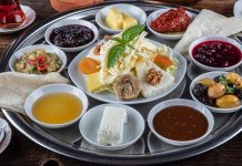 Şehir hayatının yoğun temposundan uzaklaşmak isteyenlerin son yıllarda en çok tercih ettiği gastronomi duraklarından biri köy kahvaltısı mekanları oluyor. Doğal ürünlerle hazırlanan sofralar, sakin ortamlar ve geleneksel tatlar, bu mekanları yalnızca bir kahvaltı noktası değil, aynı zamanda bir deneyim alanı haline getiriyor. Özellikle hafta sonları ailelerin ve arkadaş gruplarının yoğun ilgi gösterdiği köy kahvaltısı mekanları, doğayla iç içe vakit geçirmek isteyenler için güçlü bir alternatif sunuyor. Konulu bir haber görseli.