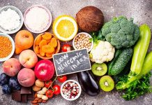 Beslenme alışkanlıkları, modern yaşamın getirdiği hız ve düzensizlikle birlikte giderek daha fazla sorgulanır hale geliyor. Özellikle kan şekeri dalgalanmaları, ani açlık hissi ve gün içindeki enerji düşüşleri, bireyleri daha dengeli beslenme modellerine yönlendiriyor. Bu noktada düşük glisemik indeksli beslenme, hem sağlıklı yaşam hedefleyenler hem de uzun vadeli beslenme düzeni kurmak isteyenler için dikkat çeken bir yaklaşım olarak öne çıkıyor. Konulu bir haber görseli.