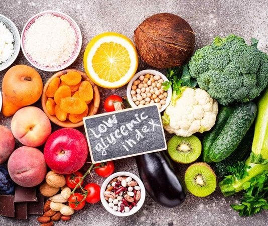 Düşük Glisemik İndeksli Beslenme Sağlıklı Yaşam Arayışında Öne Çıkıyor Beslenme alışkanlıkları, modern yaşamın getirdiği hız ve düzensizlikle birlikte giderek daha fazla sorgulanır hale geliyor. Özellikle kan şekeri dalgalanmaları, ani açlık hissi ve gün içindeki enerji düşüşleri, bireyleri daha dengeli beslenme modellerine yönlendiriyor. Bu noktada düşük glisemik indeksli beslenme, hem sağlıklı yaşam hedefleyenler hem de uzun vadeli beslenme düzeni kurmak isteyenler için dikkat çeken bir yaklaşım olarak öne çıkıyor. Konulu bir haber görseli.