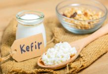 Fermente İçecekler Günlük Beslenmede Doğal Dönüşümün Yeni Yüzü Fermente içecekler, son yıllarda sağlıklı yaşam ve doğal beslenme arayışlarının artmasıyla birlikte daha fazla gündeme gelmeye başlamıştır. Özellikle kefir ve kombucha, hem geleneksel geçmişleri hem de modern tüketim alışkanlıklarına uyum sağlamalarıyla dikkat çeken içecekler arasında yer almaktadır. Doğal fermantasyon sürecinden geçen bu içecekler, katkı maddesi içermeyen yapılarıyla öne çıkmaktadır. Konulu bir haber görseli.